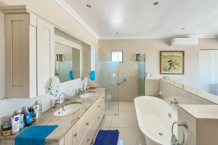 5 Bedroom Property for Sale in Plattekloof Western Cape